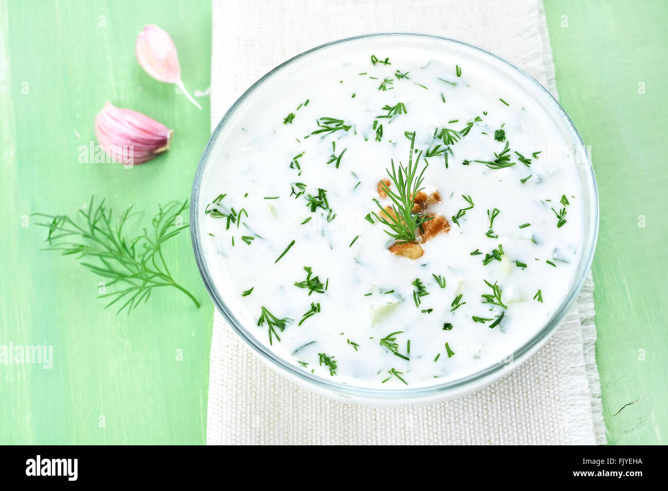 Joghurt kalten Suppe Tarator mit Gurken, Dill und Nuss Stockfoto