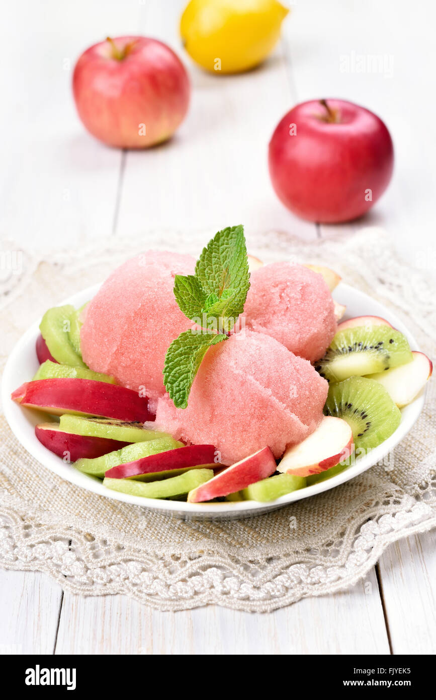 Wassermelonen-Eis und Obstsalat in Schüssel Stockfoto