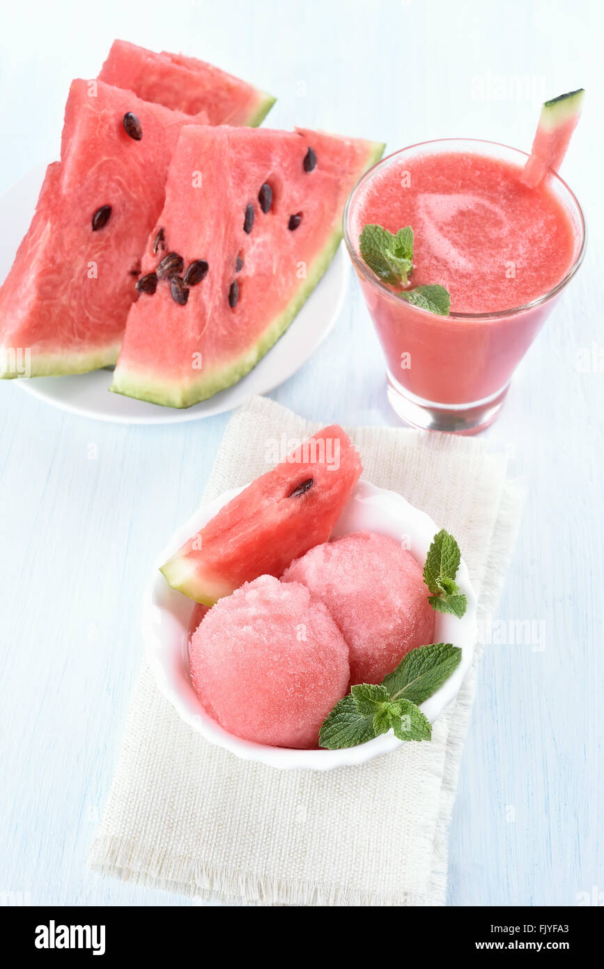 Wassermelonen-Eis, Saft und Scheiben Stockfoto