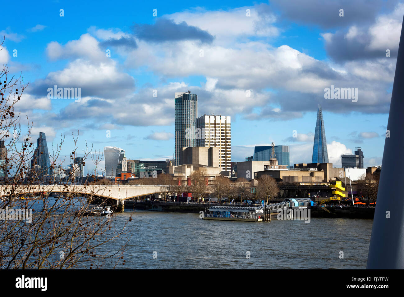 Blick vom Hungerford Bridge nach Waterloo Bridge London England Stockfoto