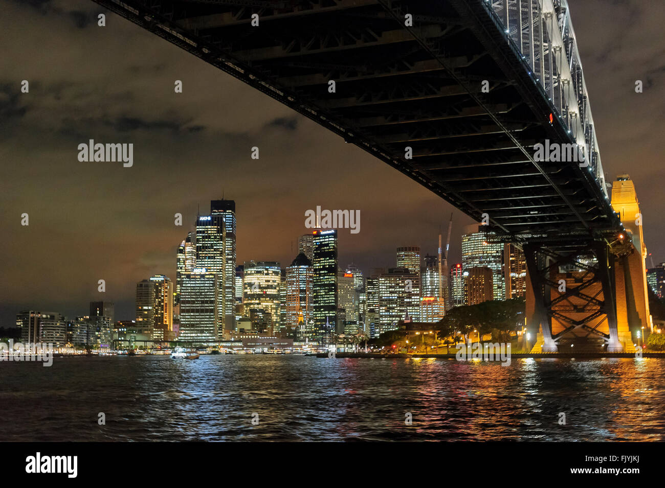 Auffassung in der Nacht von unten Sydney Harbour Bridge zeigt die Skyline der CBD über Circular Quay. Stockfoto