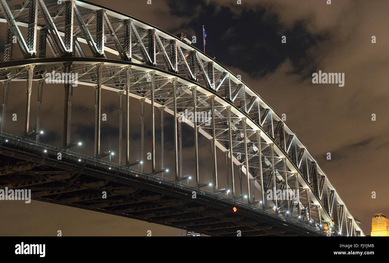 Blick genommen bei Nacht von unten Sydney Harbour Bridge mit Blick auf die CBD und Circular Quay. Stockfoto