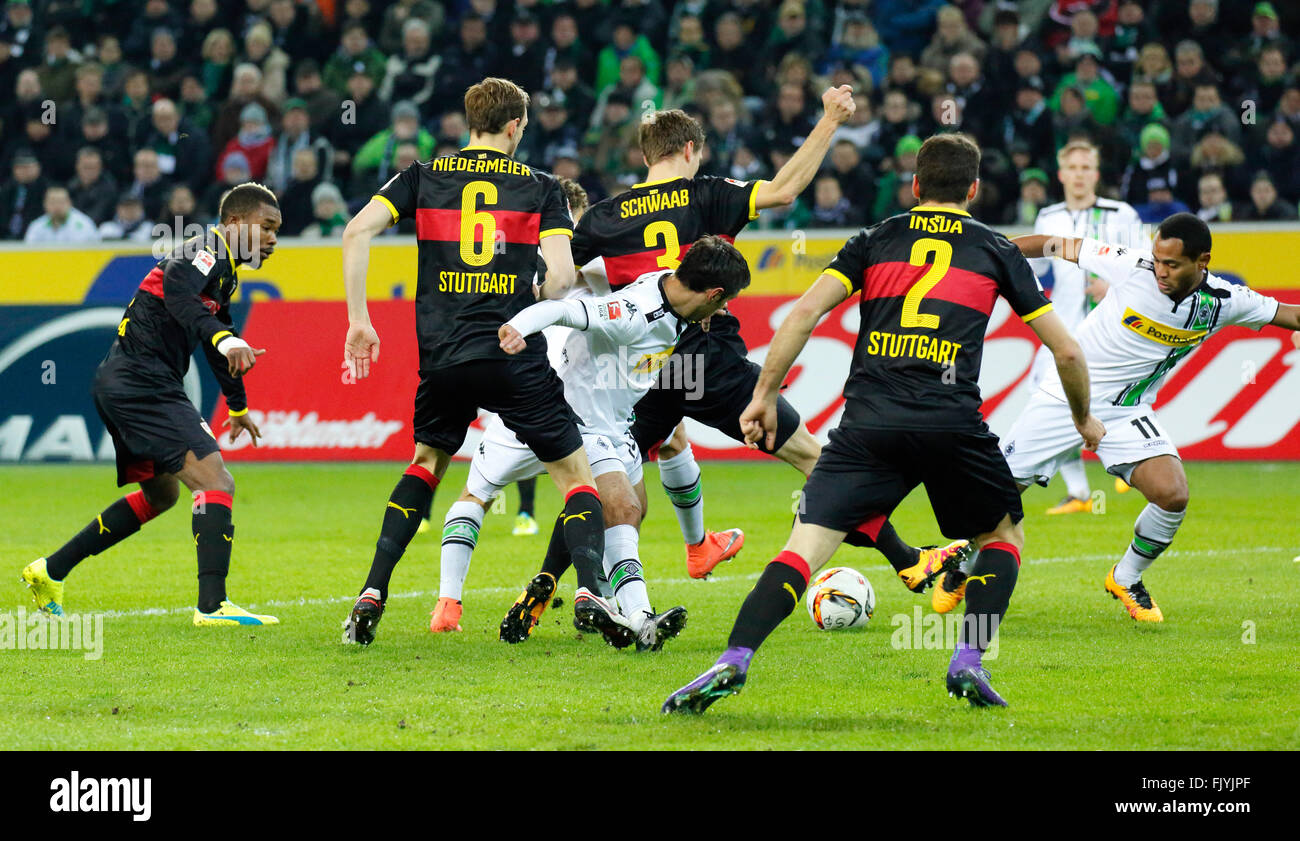 Sport, Fußball, Bundesliga, 2015/2016, Borussia Moenchengladbach gegen VFB Stuttgart 4:0, Stadion Borussia-Park, Szene des Spiels, v.l.n.r. Serey sterben (VFB), Georg Niedermeier (VFB), Daniel Schwaab (VFB), Lars Stindl (MG), Emiliano Insua Zapata (VFB), Raffael (MG) Stockfoto