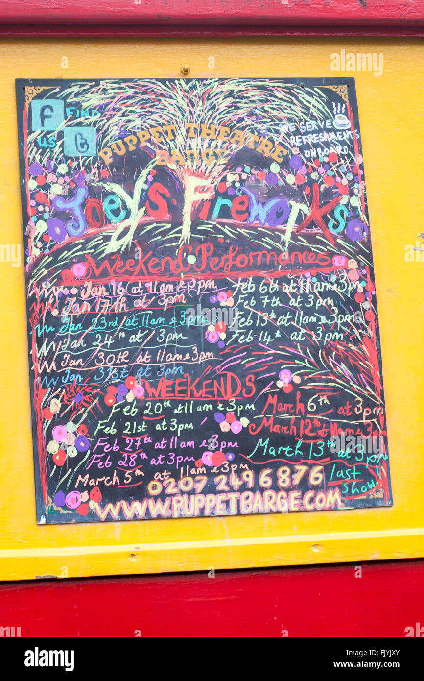 Farbige Schrift auf Tafel auf Puppentheater barge mit Details von Joeys Feuerwerk auf Regents Canal, klein-Venedig, London Stockfoto