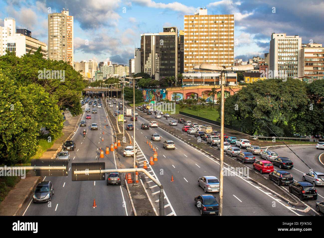 Sao Paulo, SP, Brasilien, 4. März 2016. Morgen mit Sonne und schweren Verkehr auf der Ost-West-Verbindung, radiale Leste Avenue in der Innenstadt von São Paulo, diesen Freitag (4) Stockfoto