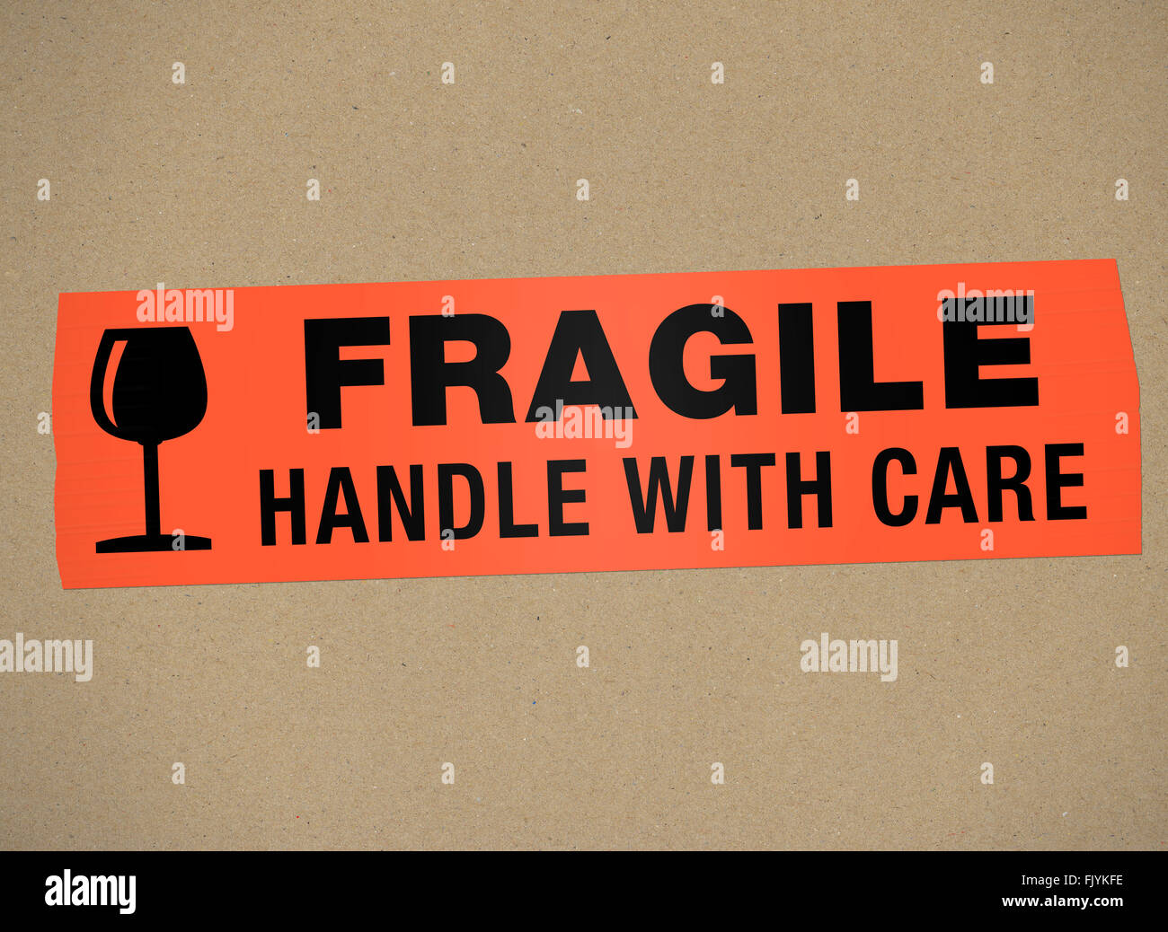 Karton - Fragile behandeln mit Auto Stockfoto