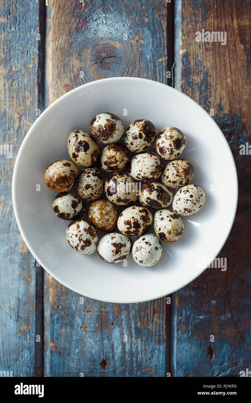 Wachteleier auf Holztisch Stockfoto