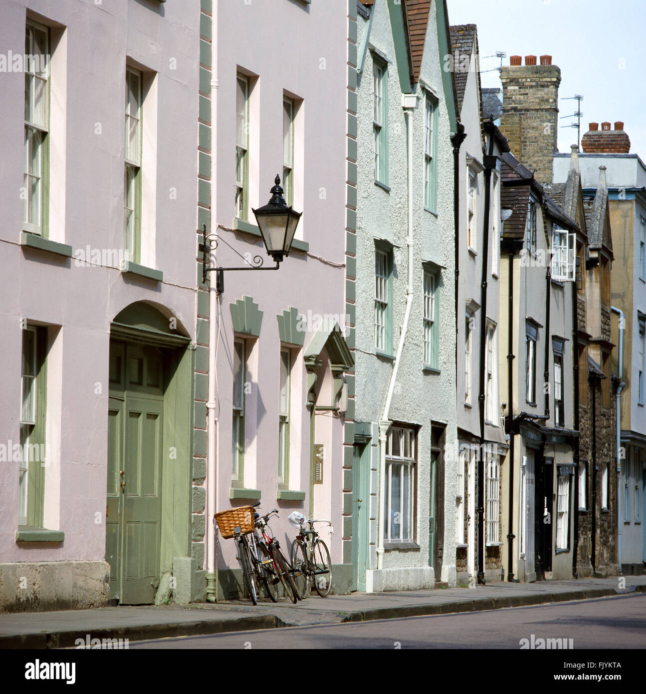 HOLYWELL STREET, Oxford. Gesamtansicht von der Straße mit Fahrrädern, die Wand gelehnt. Reihenhäuser. Stockfoto