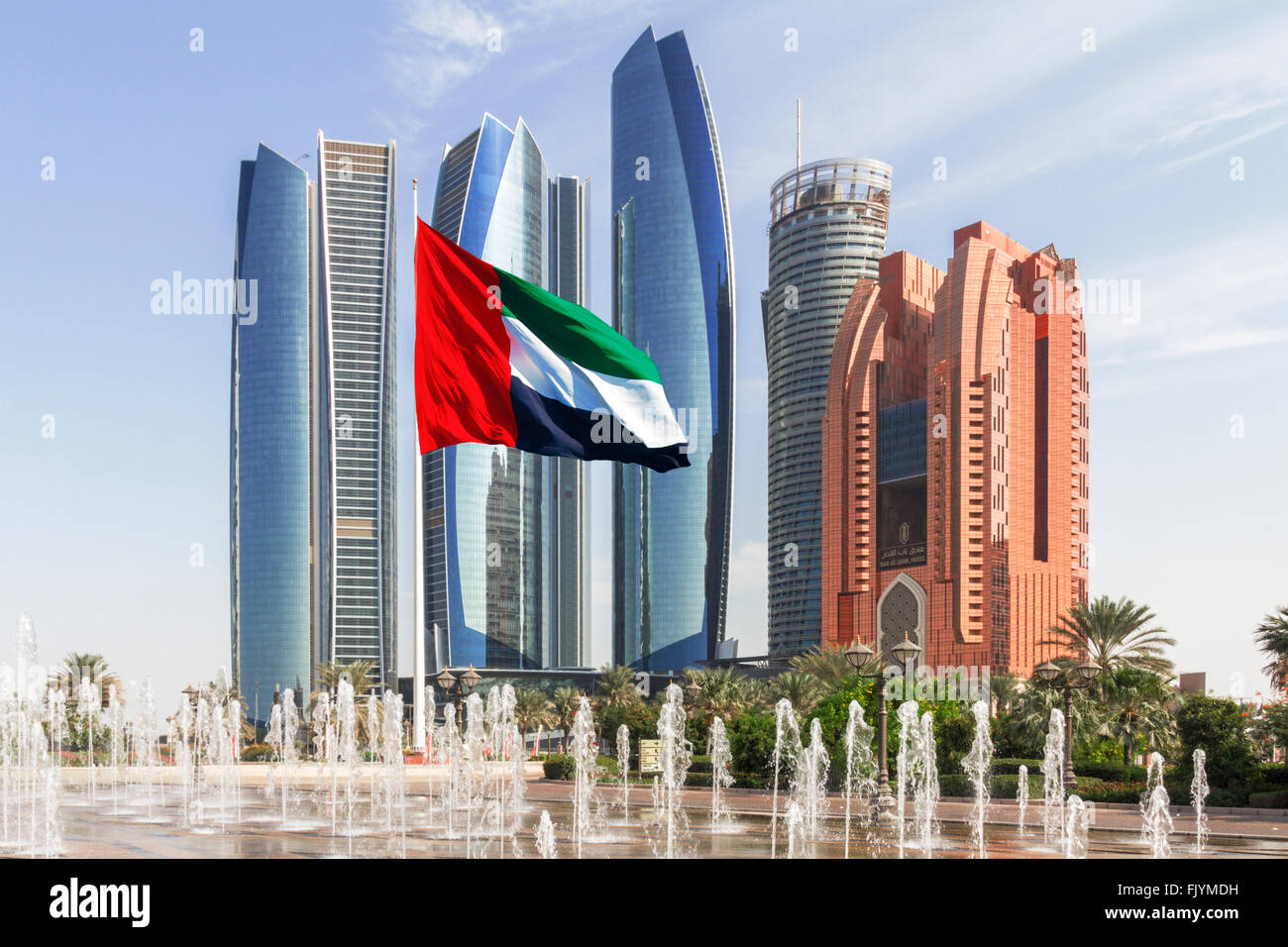 ABU DHABI, Vereinigte Arabische Emirate - 23. Oktober 2015: Etihad Turm Ensemble in Abu Dhabi mit Brunnen und Flagge im Vordergrund Stockfoto