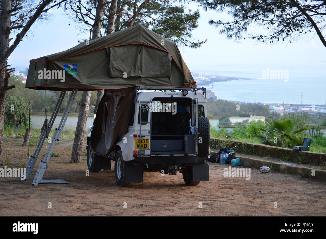 Land Rover mit Blick auf Safi in Marokko Atlantikküste Camping Stockfoto