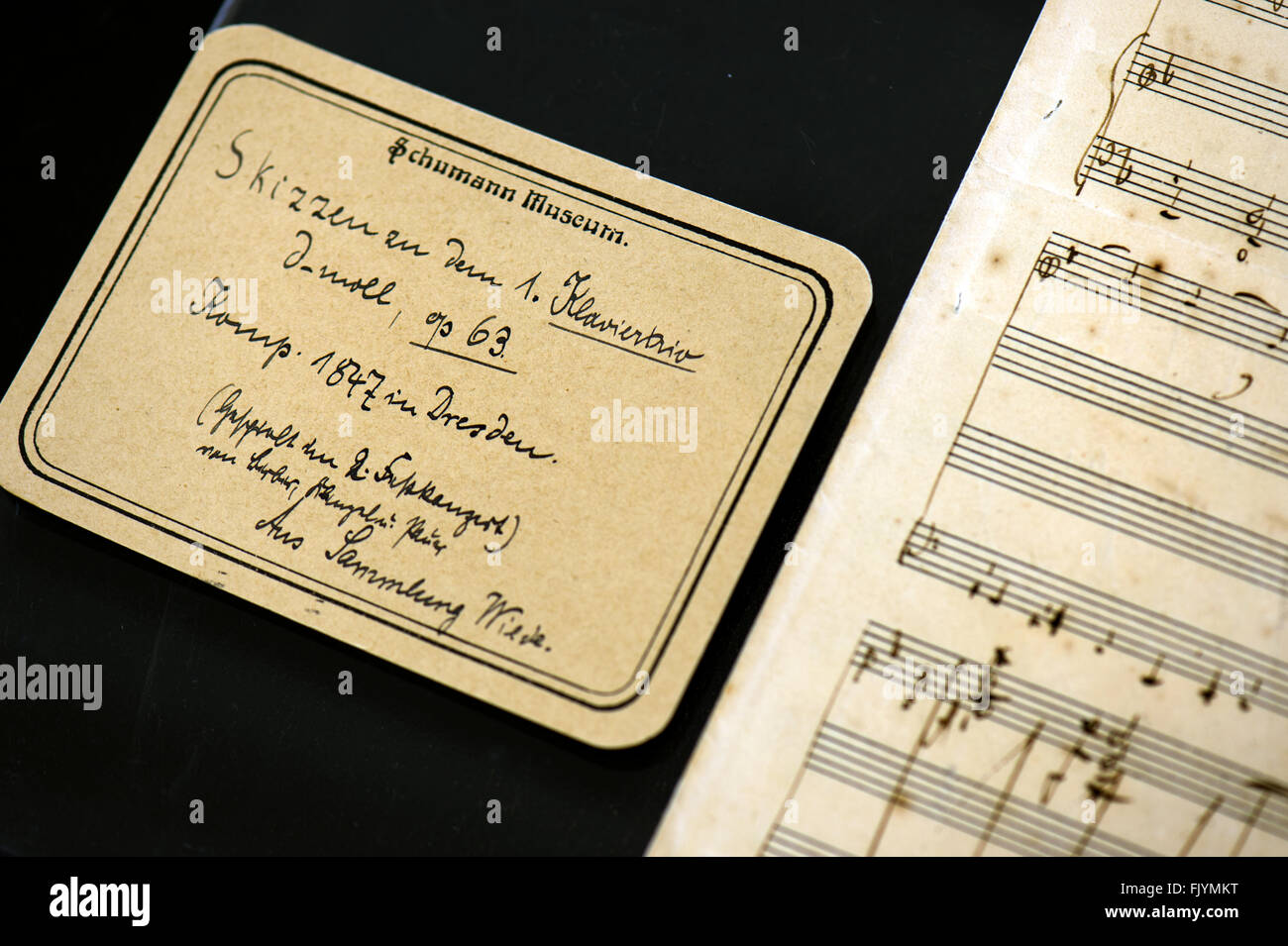 Auf dem sächsischen Staat und Universität Bibliothek Dresden (SLUB) in Dresden, Deutschland, präsentiert ein Notenblatt von Schumanns Klaviertrio op. 63 4. März 2016. Die SLUB gekauft das Blatt mit Schuhmanns ersten Piano-Trio bei einer amerikanischen Antiquariat. Das Stück wurde im Jahre 1847 geschrieben und gilt als eines der wichtigsten Werke der deutschen Romantik Stockfoto