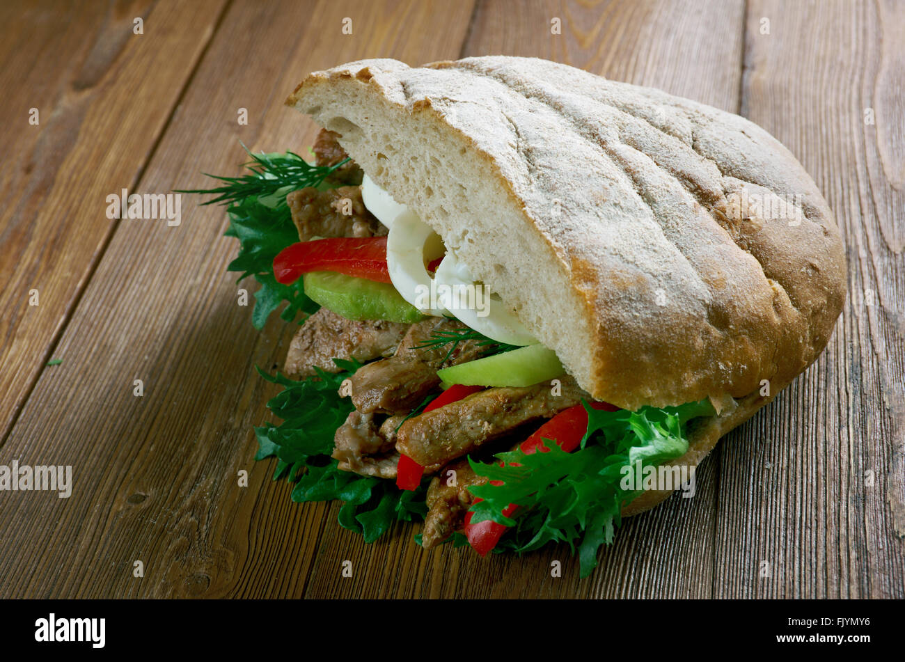 Pan Bagnat Sandwich, das ist eine Spezialität der Gegend von Nizza, Frankreich. Stockfoto
