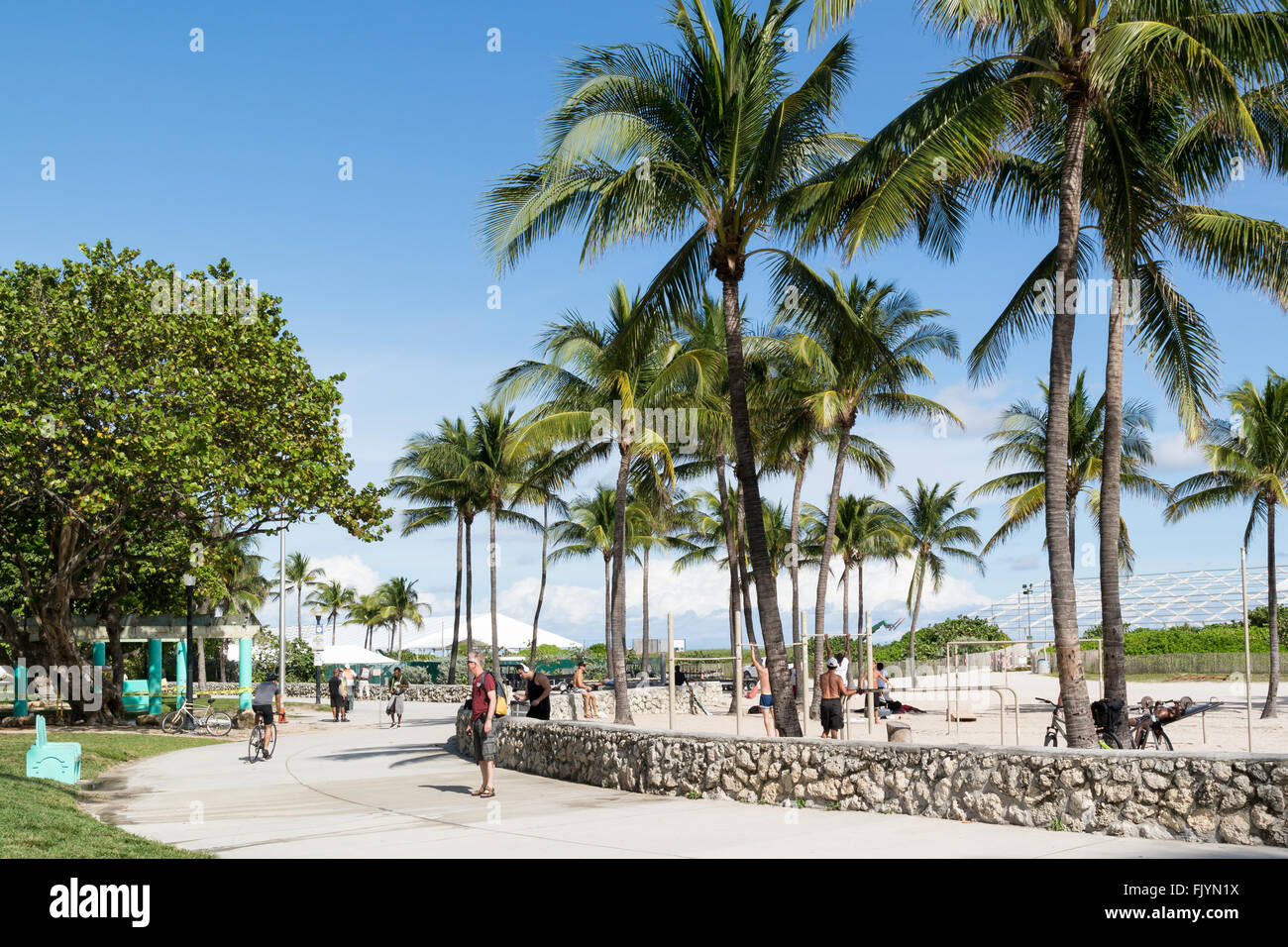 Menschen zu Fuß auf South Beach Boardwalk in Miami Beach, Florida, USA Stockfoto