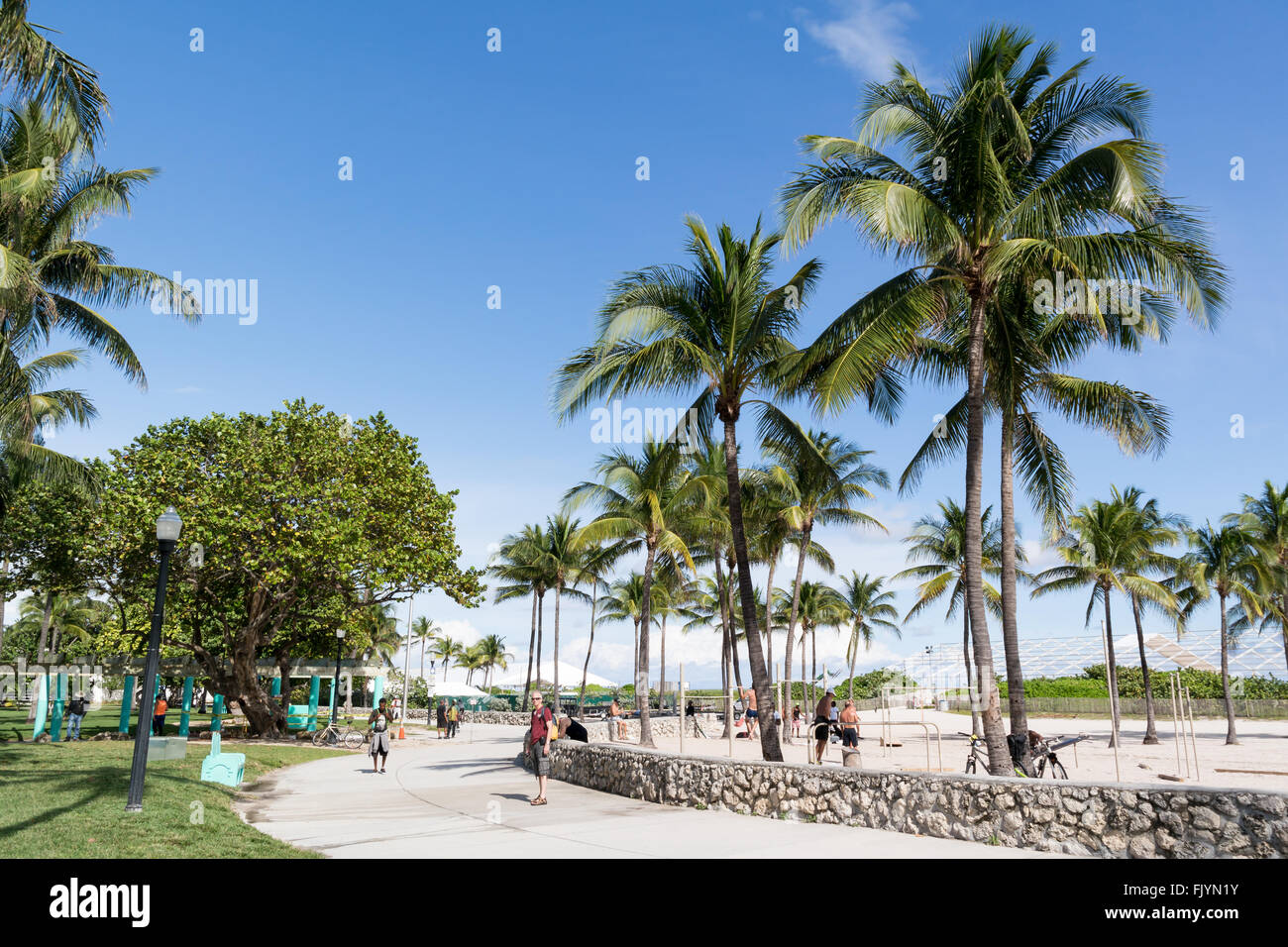 Menschen zu Fuß auf South Beach Boardwalk in Miami Beach, Florida, USA Stockfoto