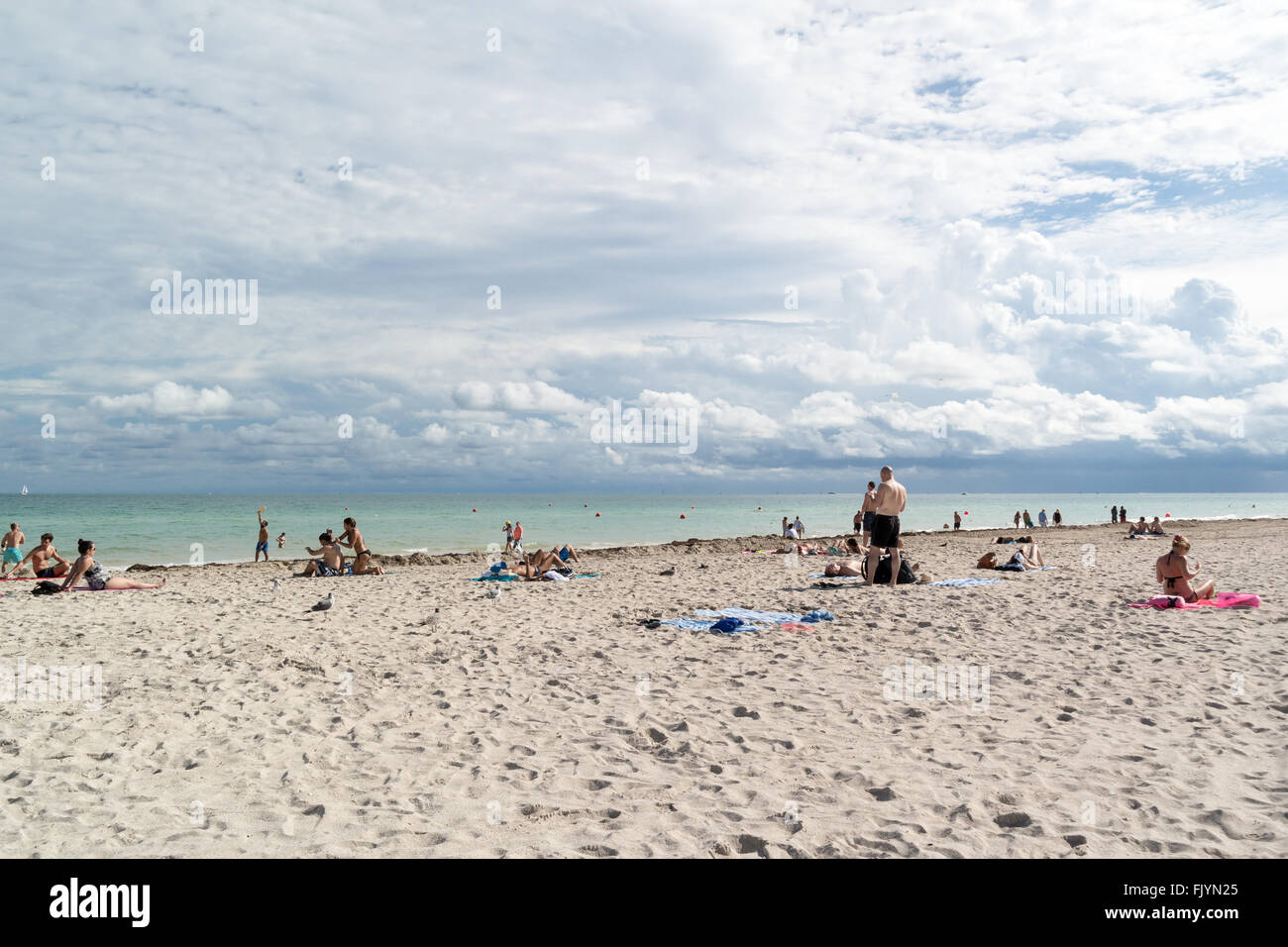 Menschen, die genießen Sonnenschein am South Beach von Miami Beach, Florida, USA Stockfoto