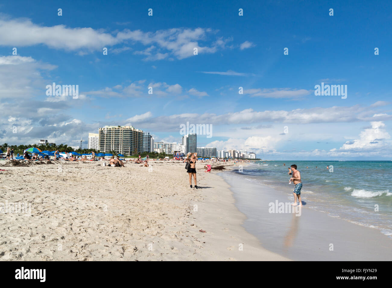 Menschen, die genießen Sonnenschein am South Beach von Miami Beach, Florida, USA Stockfoto