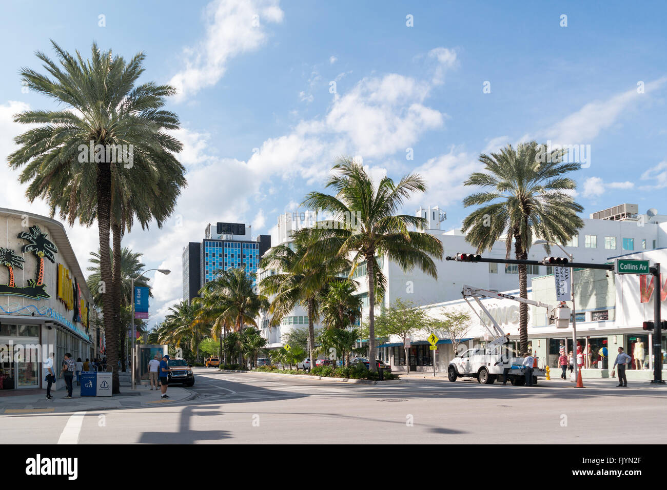Straßenszene der Kreuzung Lincoln Road und der Collins Avenue in South Beach Viertel von Miami Beach, Florida, USA Stockfoto