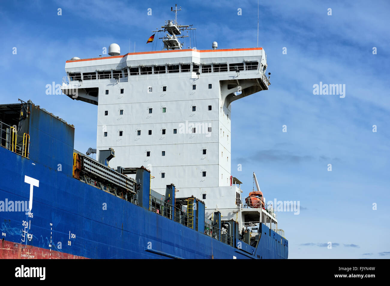 HAMBURG, Deutschland - Containerschiff im Hamburger Hafen (Hamburger Hafen) ist eine deutsche Hafenstadt an der Elbe Stockfoto
