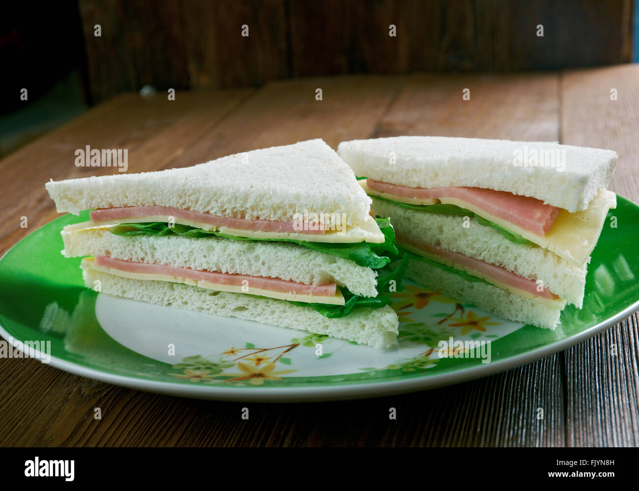 Tramezzino dreieckigen Sandwich besteht aus zwei Scheiben weiches Weißbrot mit den Krusten. Italienische Küche Stockfoto