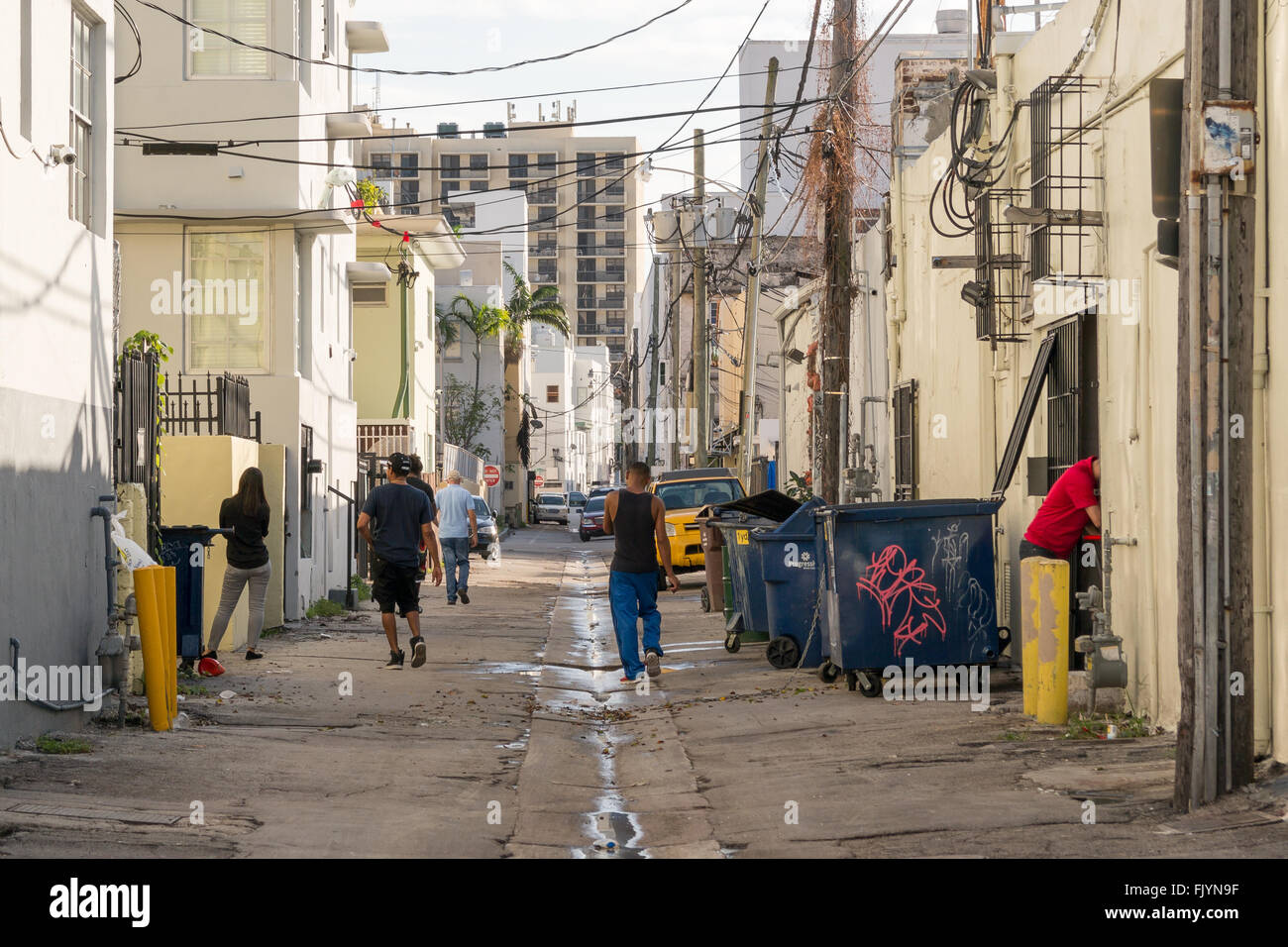 Straßenszene mit lokalen Menschen, Autos und Abfallbehälter in Collins Gericht in South Beach District von Miami Beach, Florida, USA Stockfoto