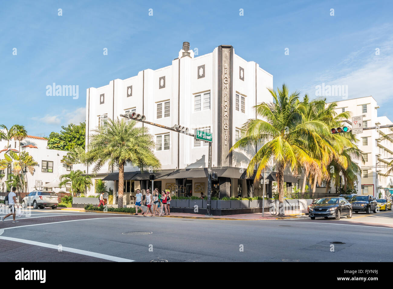 Menschen und Autos vor Beach Plaza Hotel am Rand der Collins Avenue und 14th Street im Viertel South Beach von Miami Beach Stockfoto