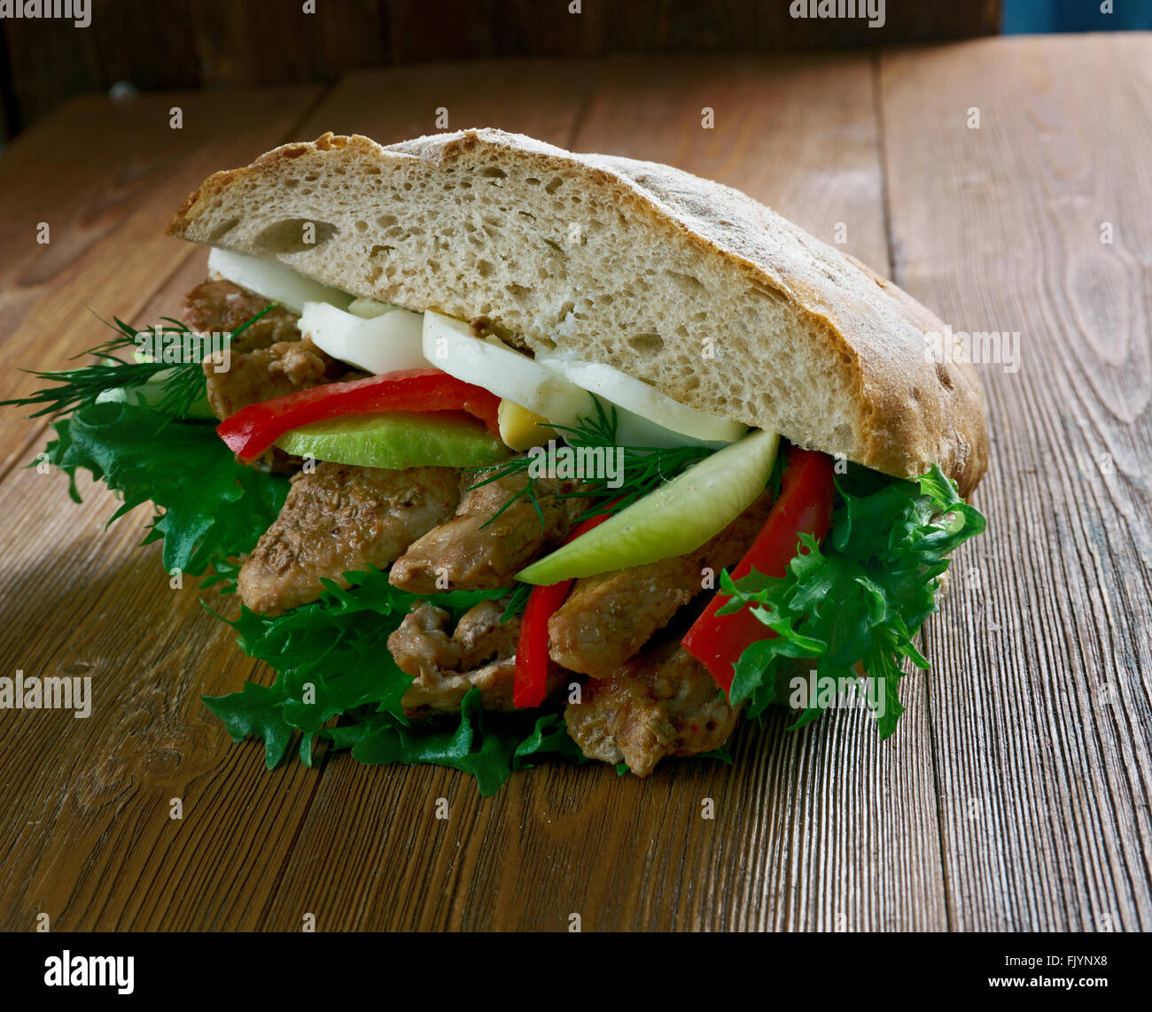 Pan Bagnat Sandwich, das ist eine Spezialität der Gegend von Nizza, Frankreich. Stockfoto