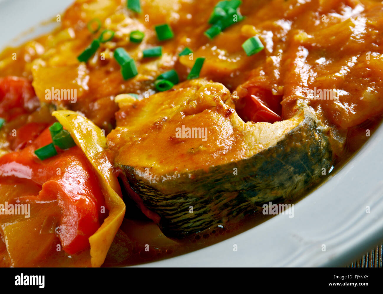 Harcsapaprikas ungarische Paprikasch mit Flussfisch Stockfotografie - Alamy
