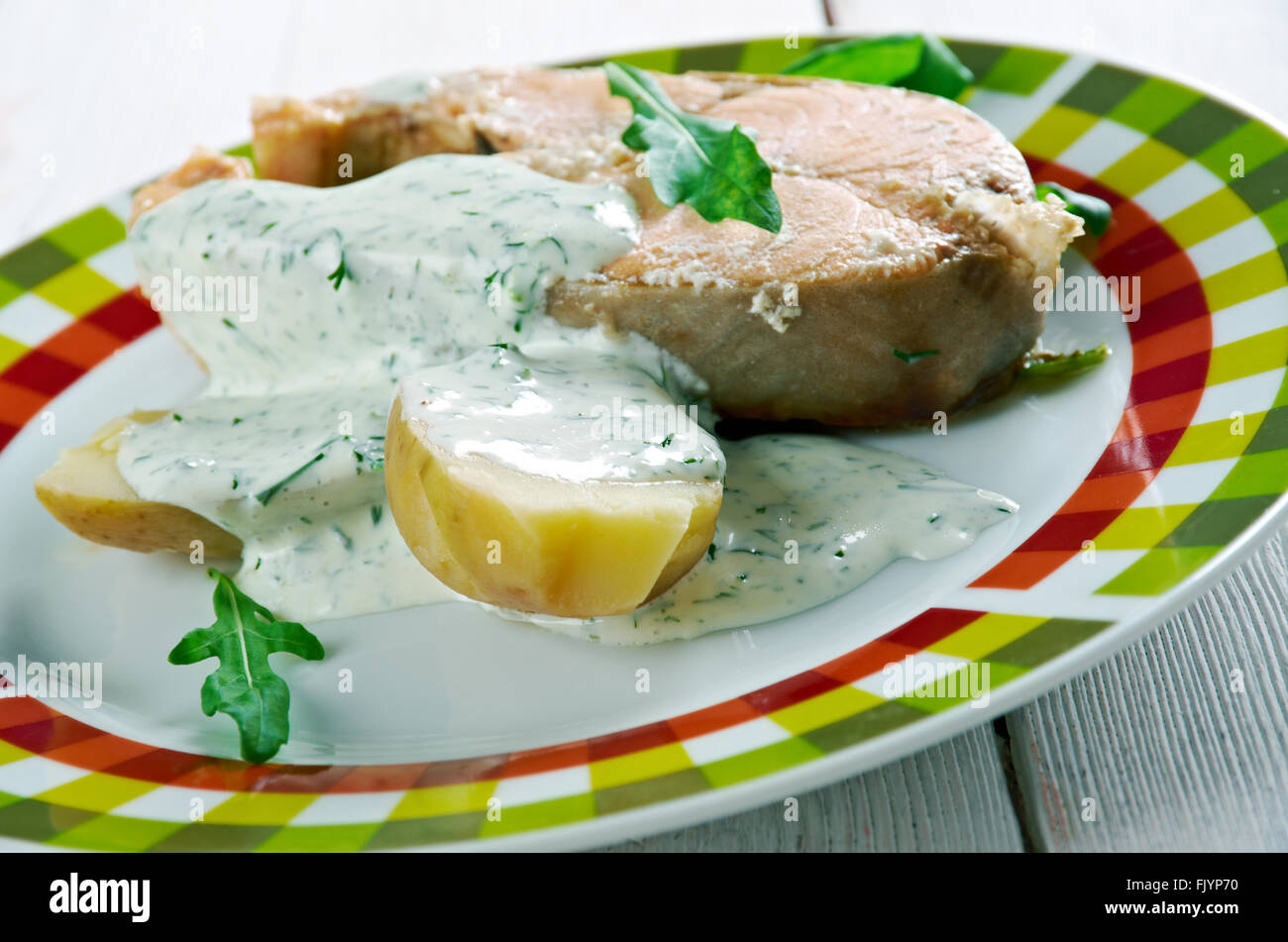 Inkokt lax - schwedische Küche. Pochierter Lachs mit Gemüse Stockfoto