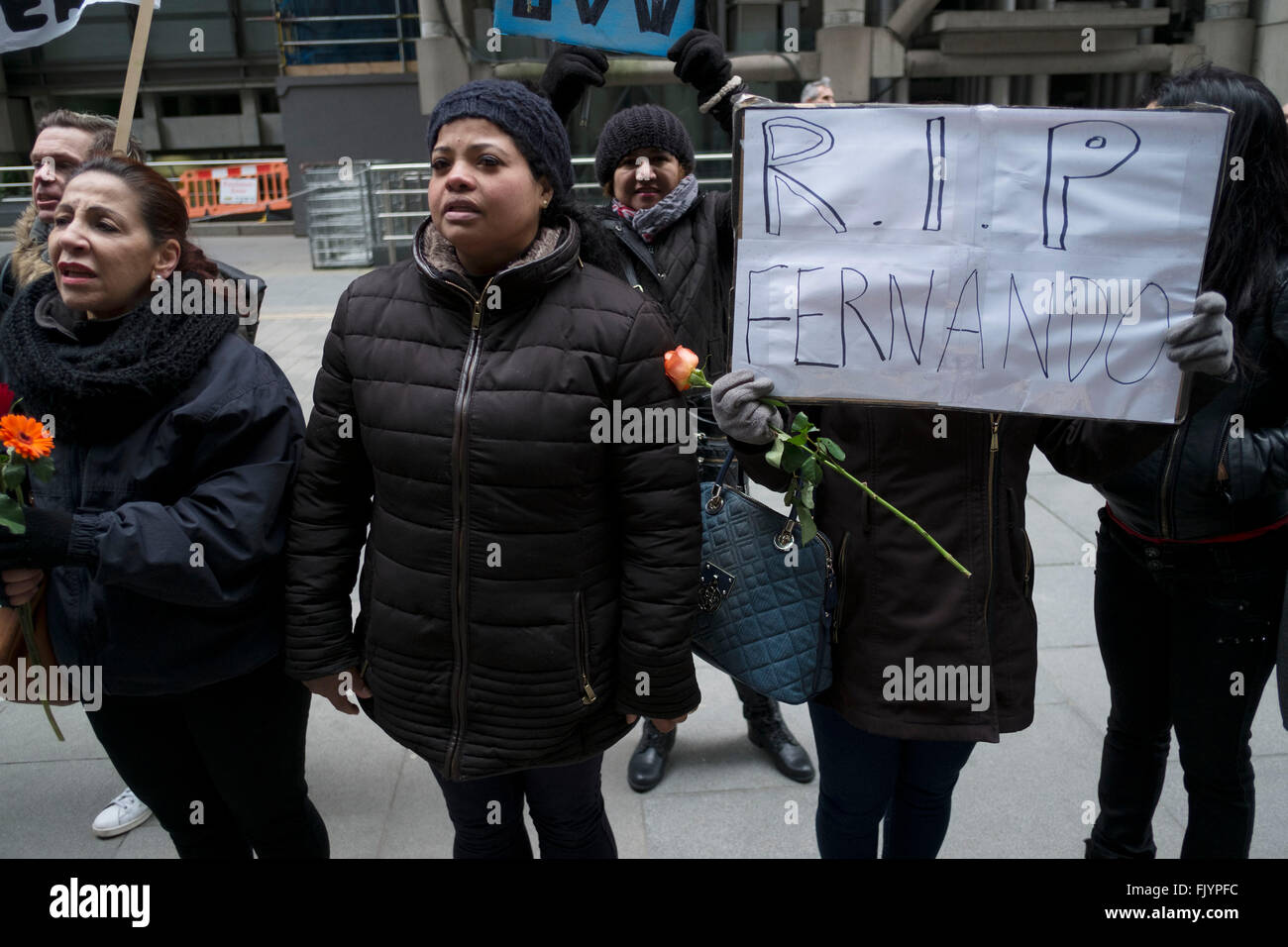 Protest für Fernando Montero vor seinem alten Arbeitsplatz. London, UK. Am 17. Dezember 2015 starb Fernando Montero nach einem Herzinfarkt. Für die letzten 5 Jahre arbeitete er als Reinigungskraft durch die Auslagerung von riesigen Servest am Willis-Gebäude in der Stadt. Während dieser Zeit wurde er Opfer einer destruktiven Arbeitsplatzkultur. Seinen Vorgesetzten schrie ihn wiederholt in der Öffentlichkeit, verweigerte ihm das Recht zur Benutzung der Toilette außerhalb der Pausenzeit, und es versäumt, ihn Jahresurlaub gewähren. Am Tag seines Todes rief Fernando einen Freund in einer Notlage. Zu ängstlich, um wieder arbeitsfähig, aufgrund der behan Stockfoto