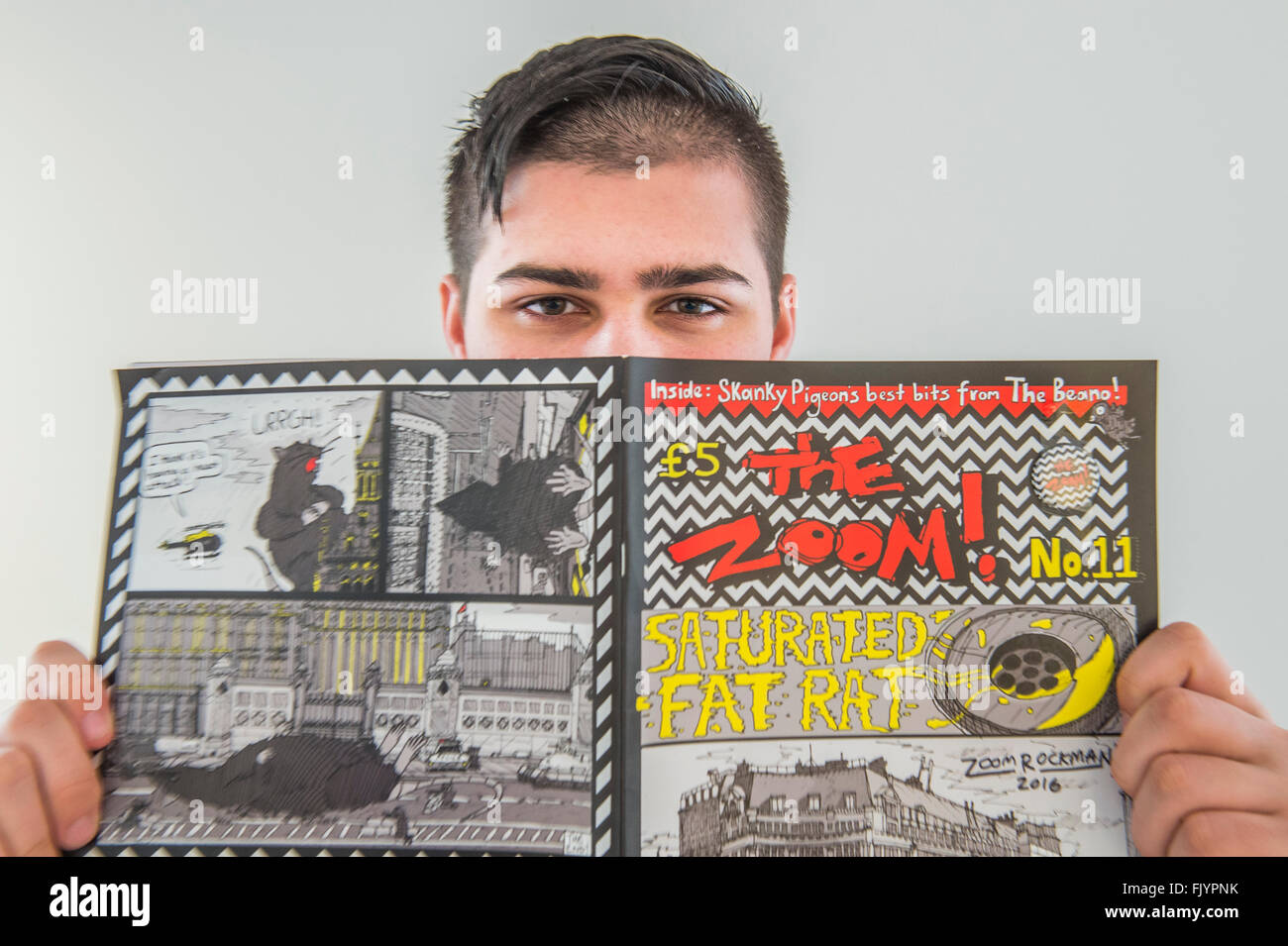 London, UK. 4. März 2016. Zoom-Rockman, 15, ein Botschafter für die Nächstenliebe und etablierter Cartoonist mit Chios besitzen magazine sowie einen Beitrag zu den Beano - es ist unsere Welt-Auktion zur Unterstützung von The Big Draw und Jupiter Artland Stiftung, Chrisites, London, UK - über 40 führende Künstler wie David Hockney, Sir Antony Gormley, David Nash, Sir Peter Blake, Yinka Shonibare, Sir Quentin Blake , Emily Young und Maggi Hambling haben zugesagt, Kunstwerke, die am 10. März 2016 verkauft werden. Bildnachweis: Guy Bell/Alamy Live-Nachrichten Stockfoto