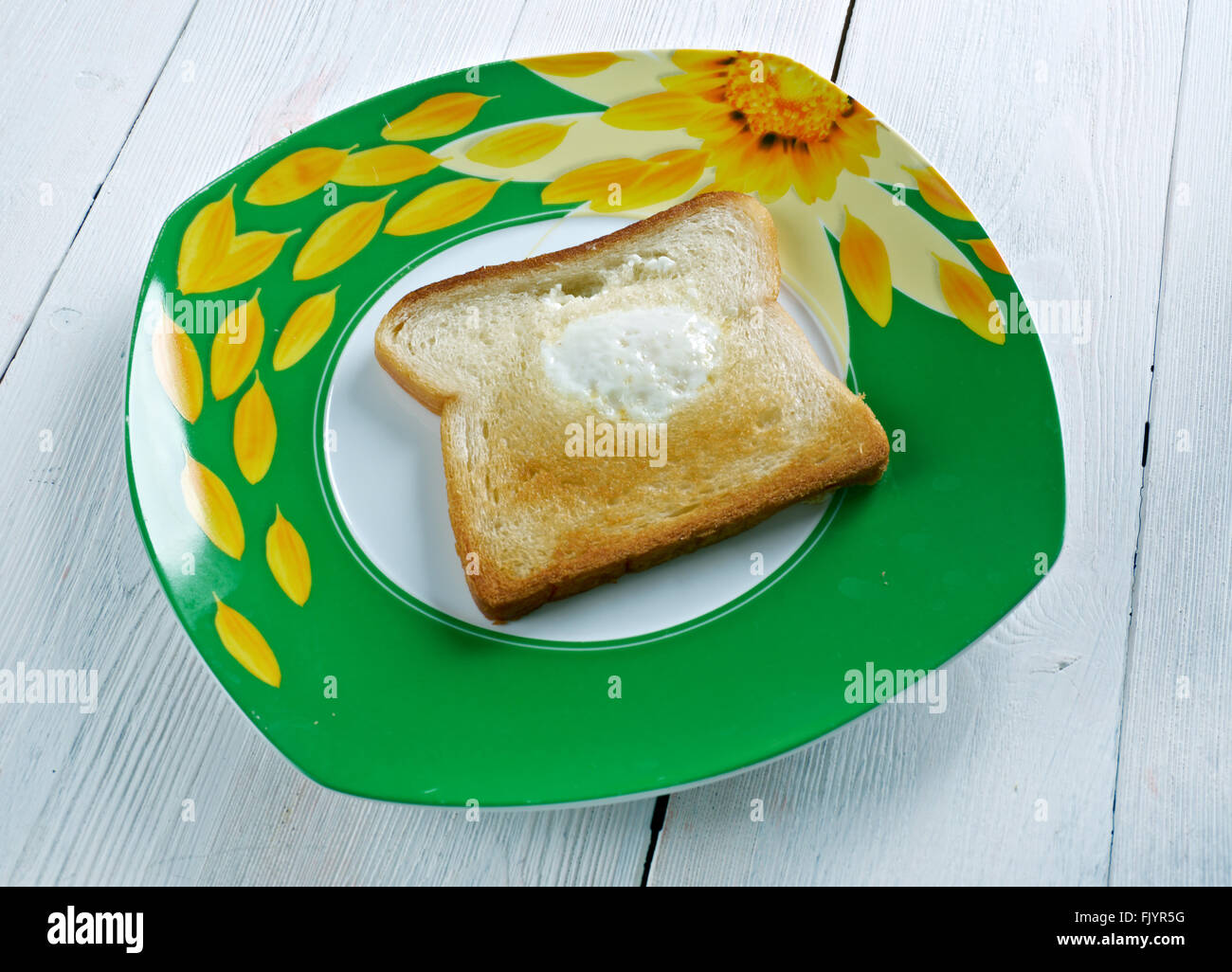 Ei im Korb - Ei in ein Loch mit einem Stück Brot gebraten. Stockfoto