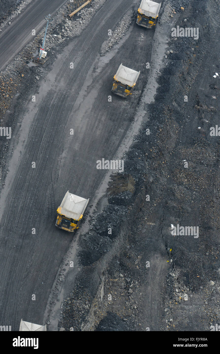 Eine Luftaufnahme des LKW in einem Tagebau Kohlengrube Stockfoto