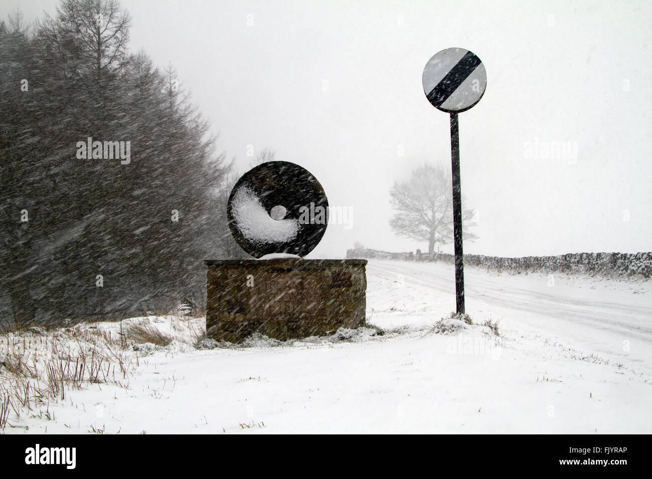 Derbyshire Grenze in der Nähe von Sheffield, UK. 4. März 2016. Der Peak District National Park Stein in Blizzard Bedingungen am Stadtrand von Sheffield. Bildnachweis: Gary Bagshawe/Alamy Live-Nachrichten Stockfoto