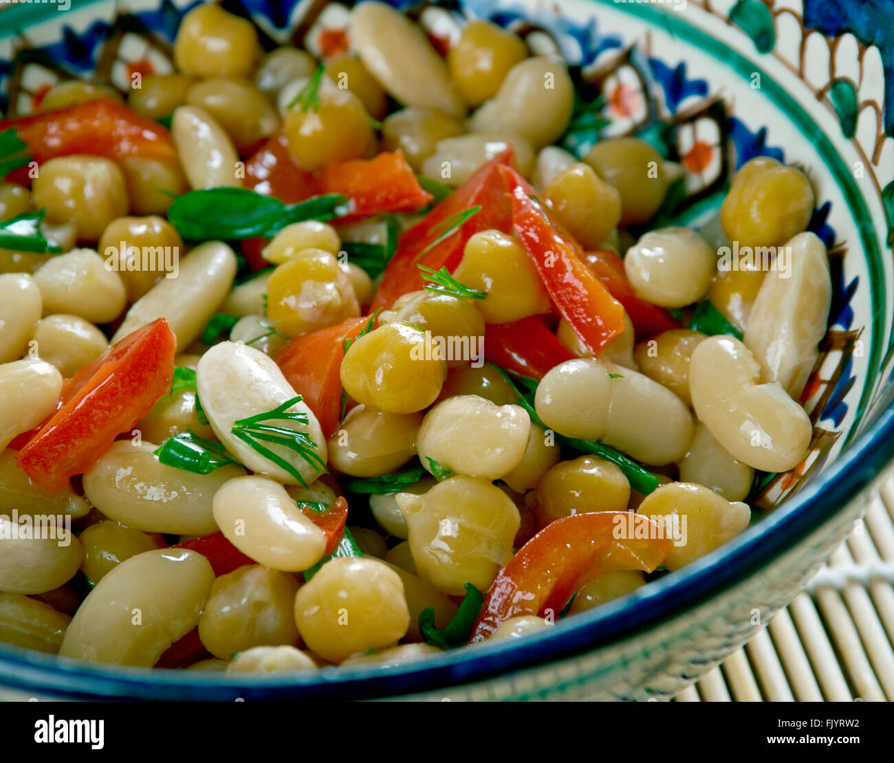 Pakistanische gemischter Bohnensalat - asiatischen Salat mit weißen Bohnen, Kichererbsen, Kräutern und Pfeffer Stockfoto