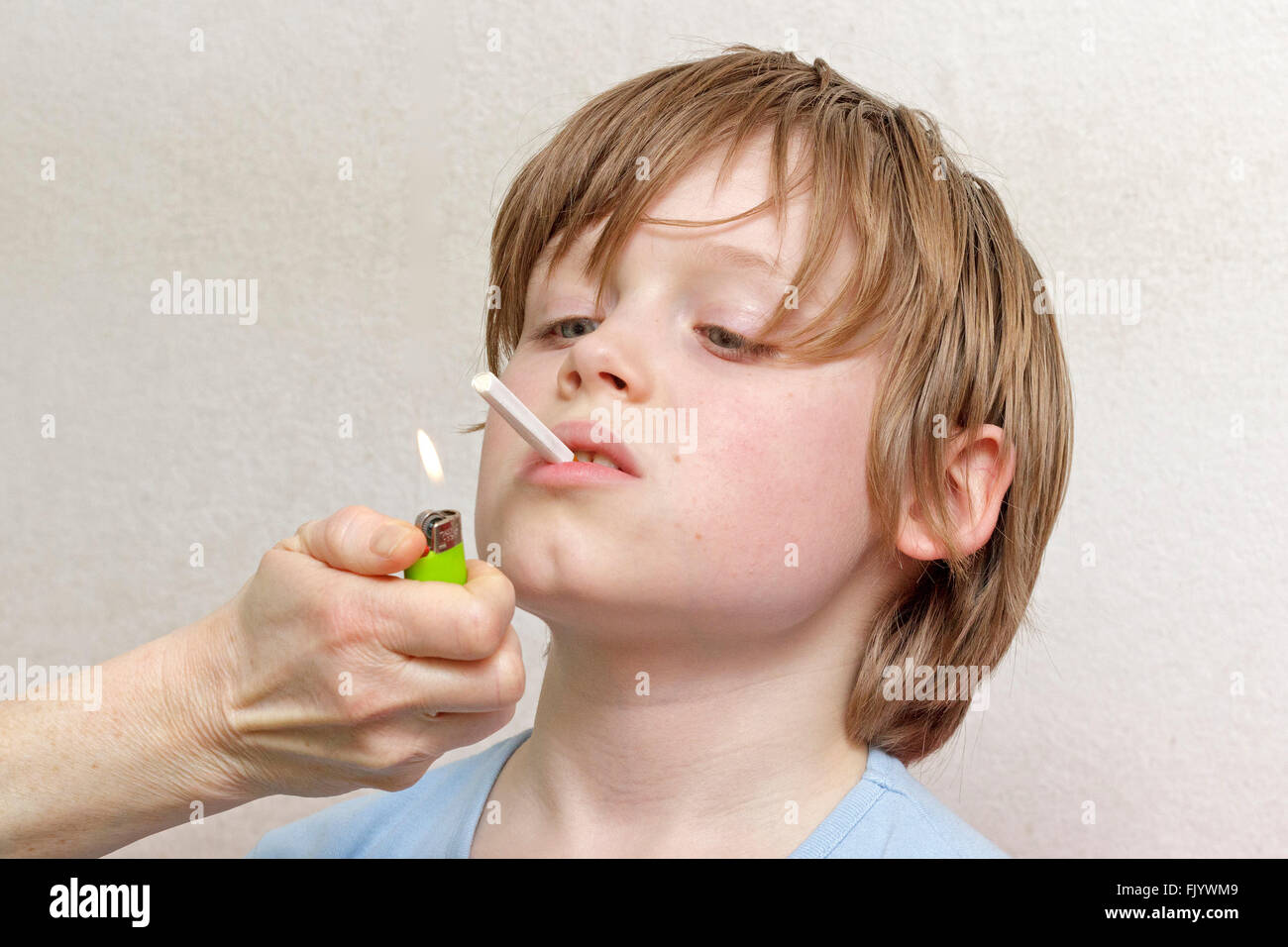 für ihn wird Minderjährigen jungen Rauchen, seine Zigarette leuchtet. Stockfoto