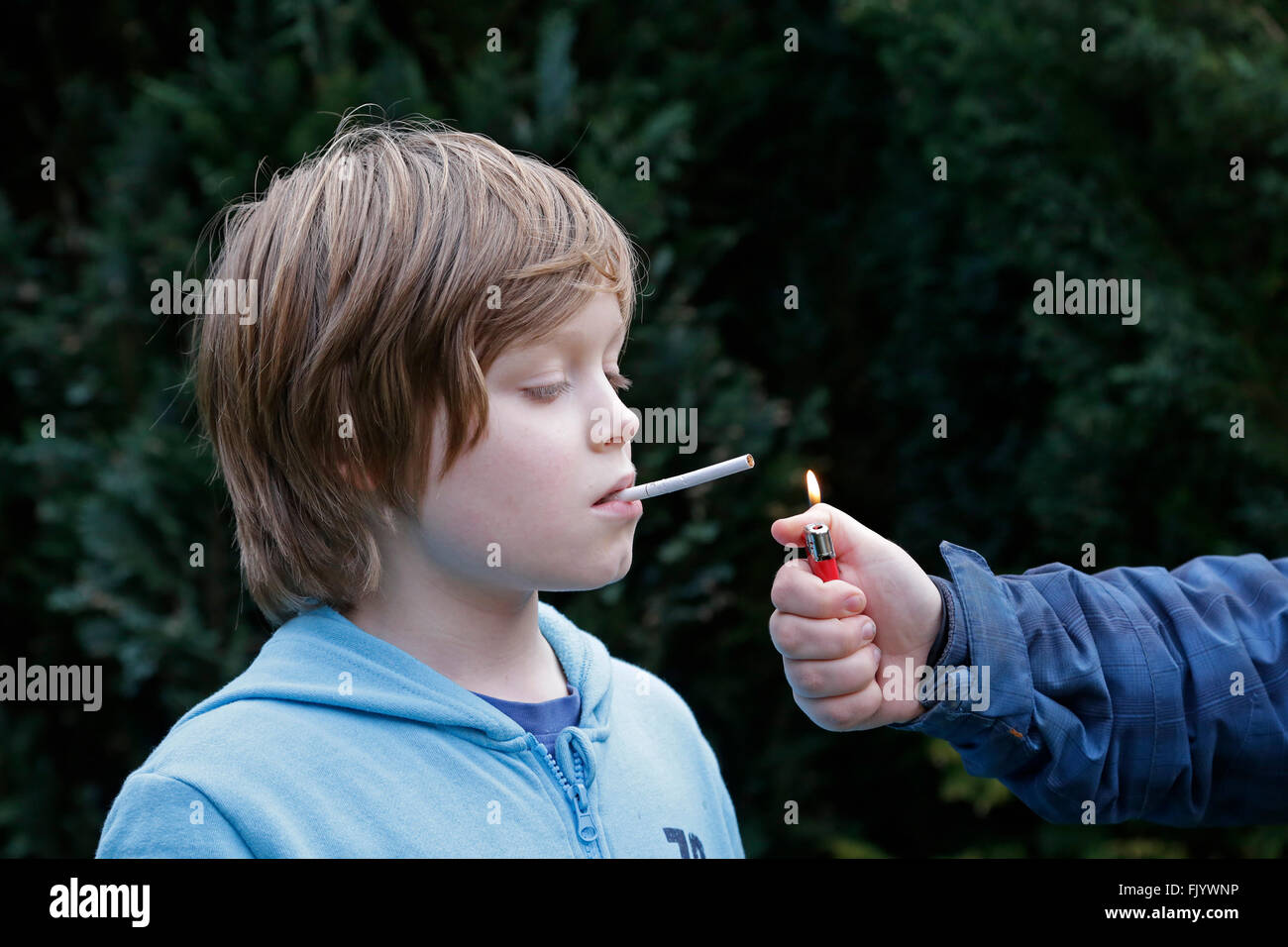 Kinder Rauchen Stockfoto