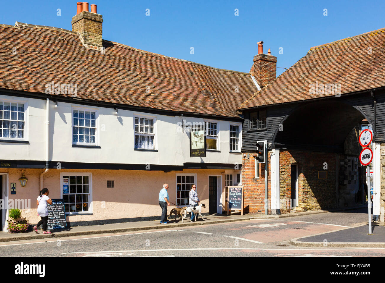 Straßenszene outside16th Jahrhundert Crispin Inn von 14. Jahrhundert Barbican Gate in historischen Stadt Sandwich Kent England UK England Stockfoto