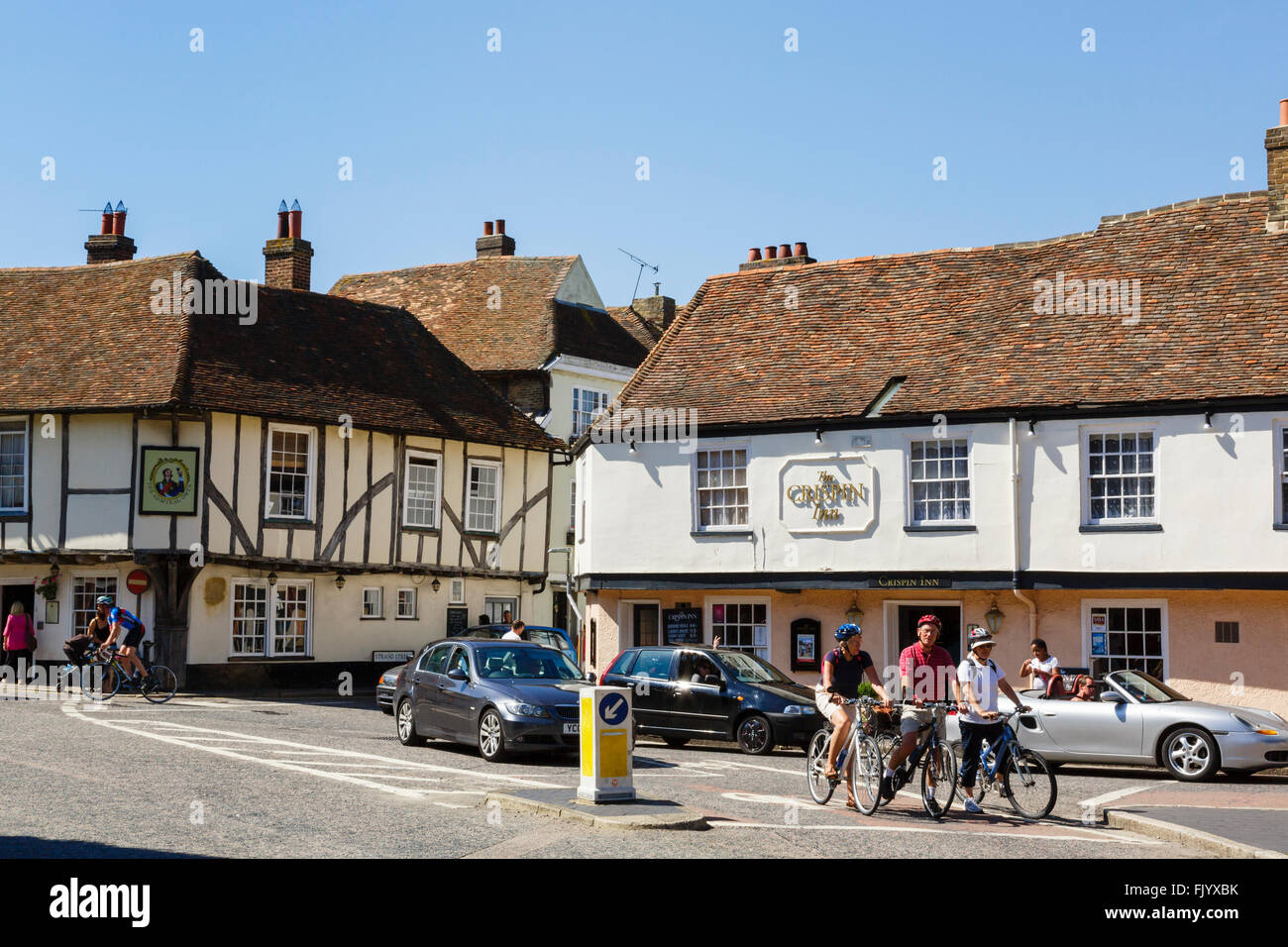 Straßenszene vor 15. Jahrhundert Admiral Owen Pub und 16. Jahrhundert Crispin Gasthaus im historischen Stadt von Sandwich Kent England UK Stockfoto