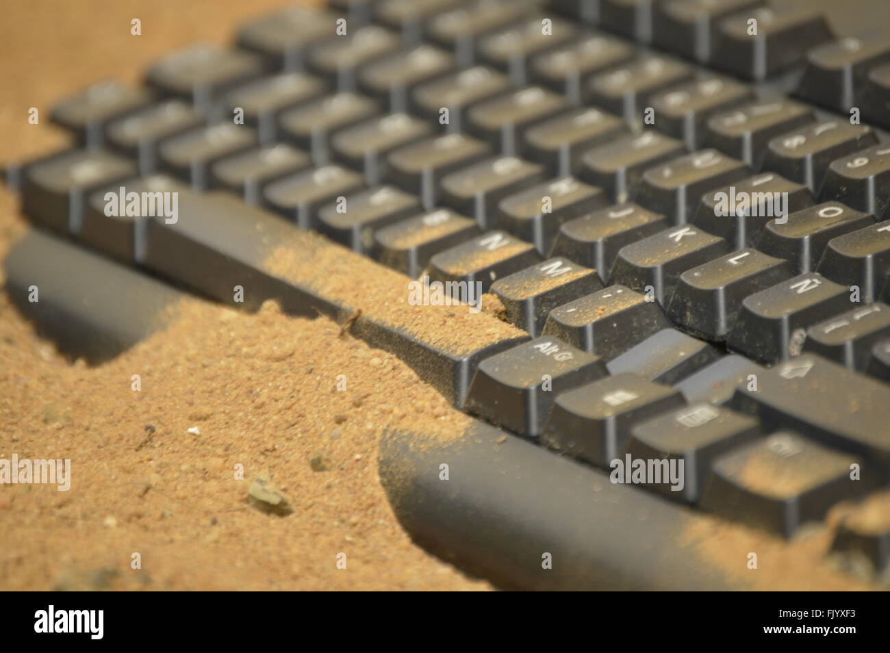 feindliche im Arbeitsbüro. Tastatur in der Wüste. Stockfoto