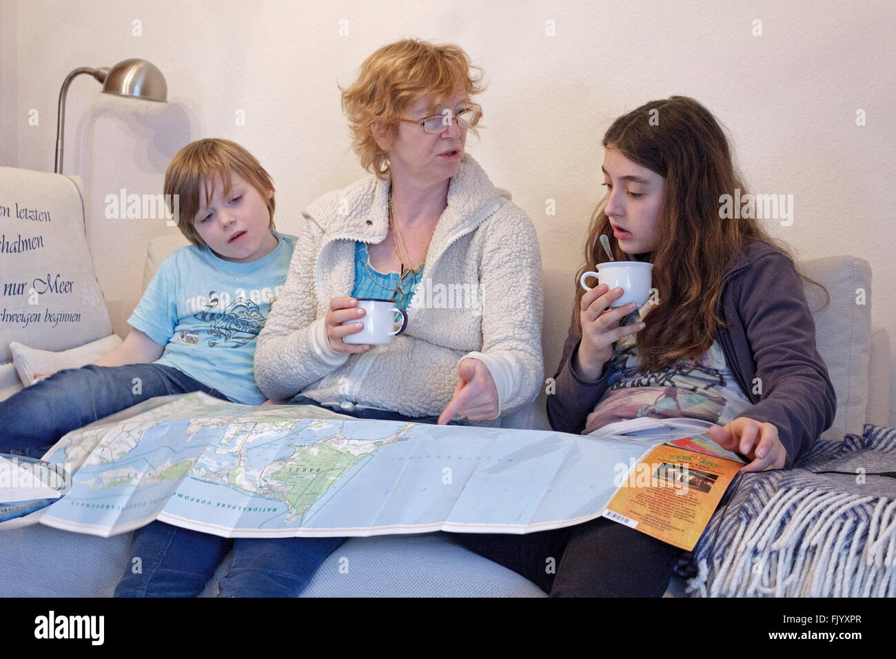 Mutter und Kinder, die eine Reise planen Stockfoto