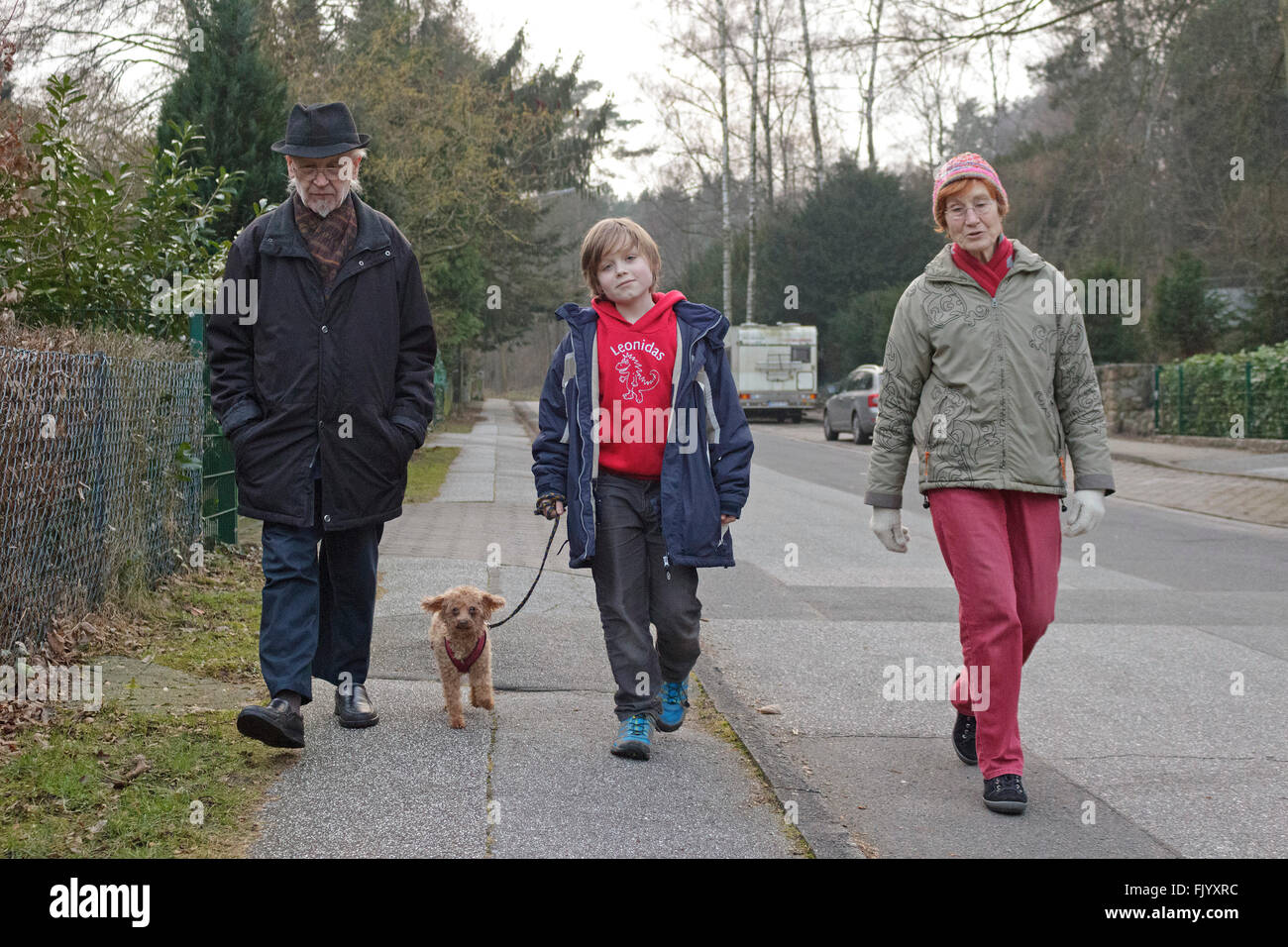 Großeltern und Enkel spazieren gehen Stockfoto
