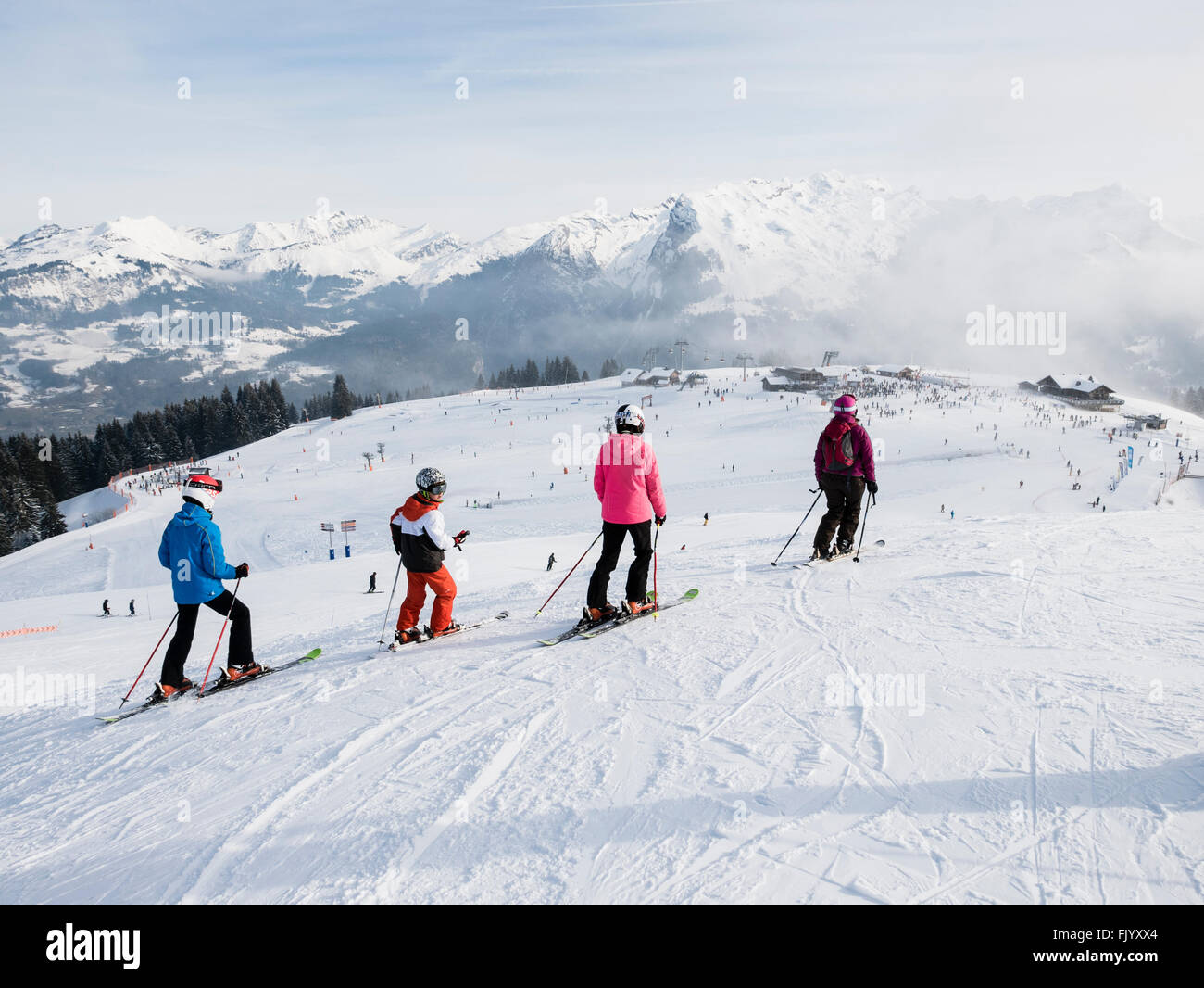 Skifahrer Skifahren auf Schnee Pisten im Skigebiet auf Samoens-Morillon Samoens 1600 in den Französischen Alpen. Samoens Haute-Savoie Rhône-Alpes Frankreich Stockfoto