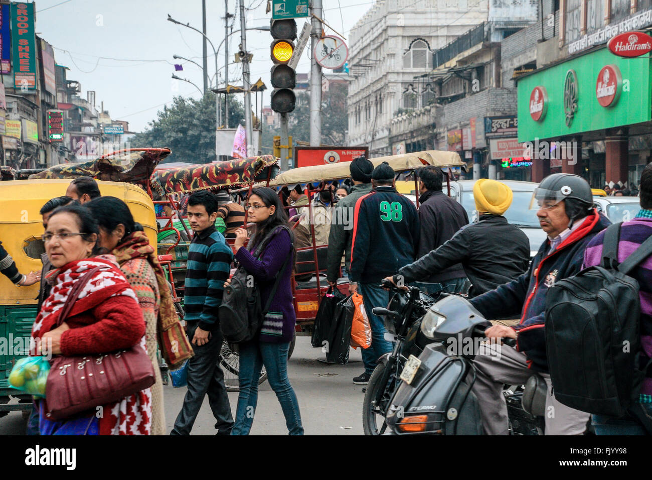 Straßenszene mit Fußgängern und verschiedene Formen des Verkehrs einschließlich Rikschas, Wagen, Motorräder Alt-Delhi, Indien, Asien Stockfoto