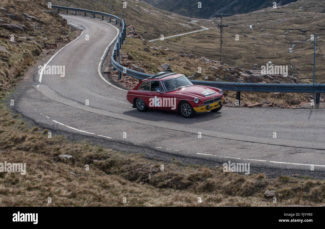 Eine 1967 MG CGT klettern die Bealach Na Ba in Applecross Schottland Stockfoto