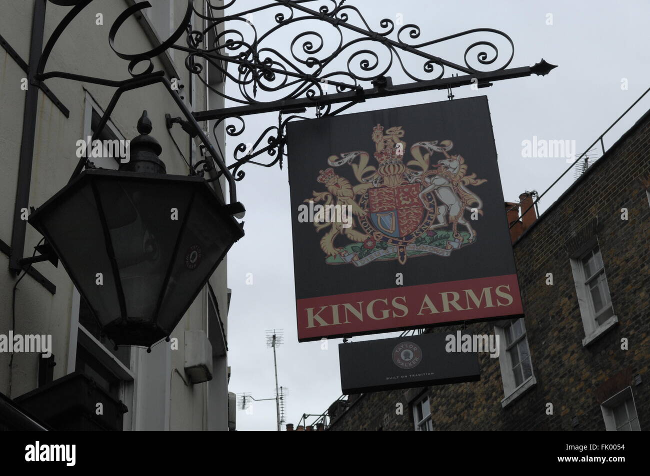 Die Könige Arme Pub Schild in Shepherd Market London W1 Vereinigtes Königreich. Stockfoto