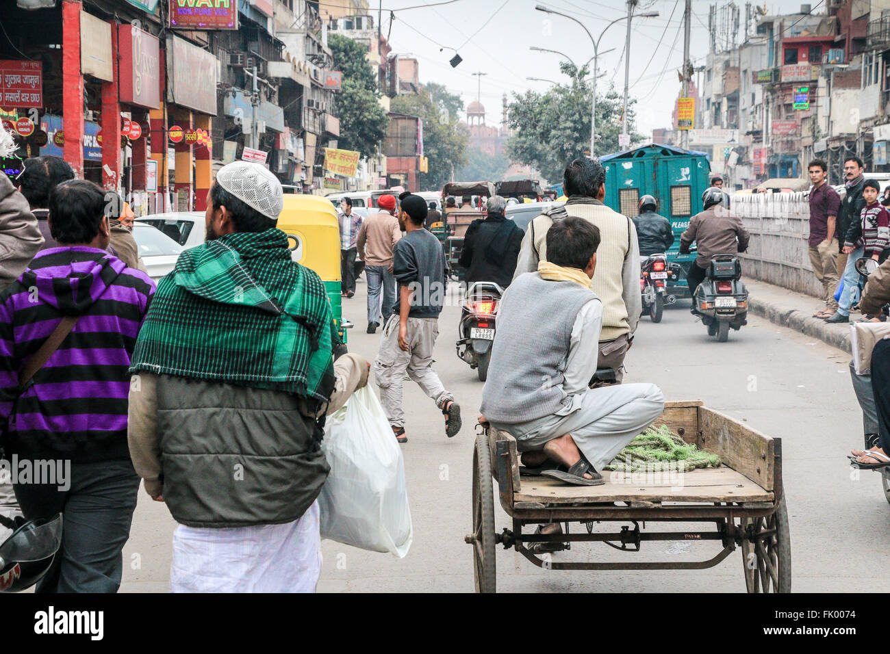 Straßenszene mit Fußgängern und verschiedene Formen des Verkehrs einschließlich Rikschas, Wagen, Motorräder Alt-Delhi, Indien, Asien Stockfoto