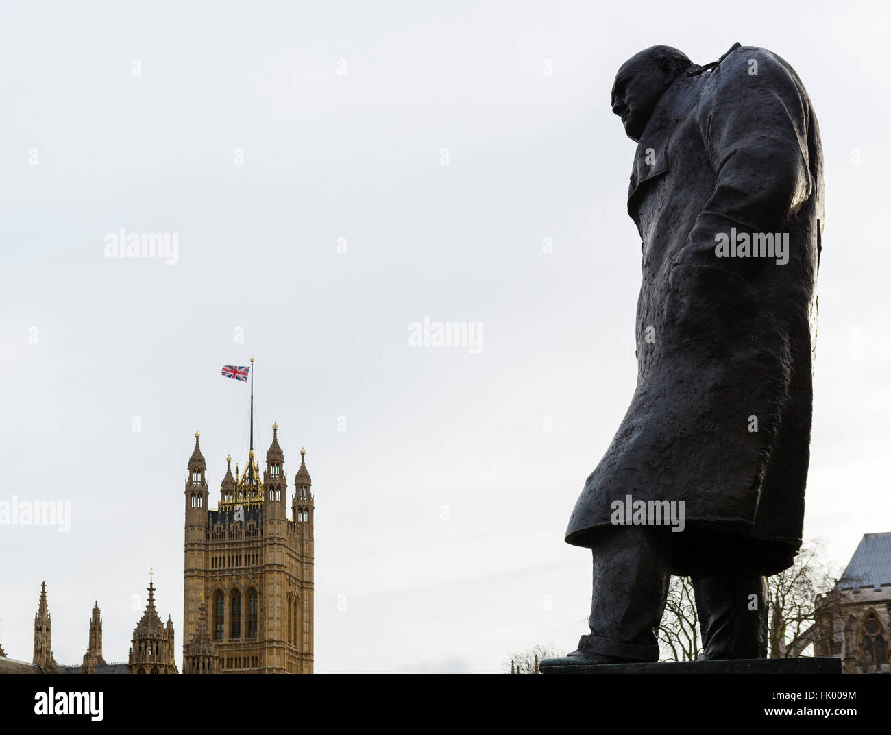 Statue von Sir Winston Churchill mit dem Palace of Westminster hinter, Parliament Square, Westminster, London, England, UK Stockfoto