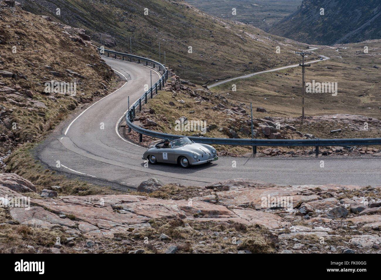 Porsche 356 Cabrio auf die Bealach Na Ba in Applecross Schottland Stockfoto