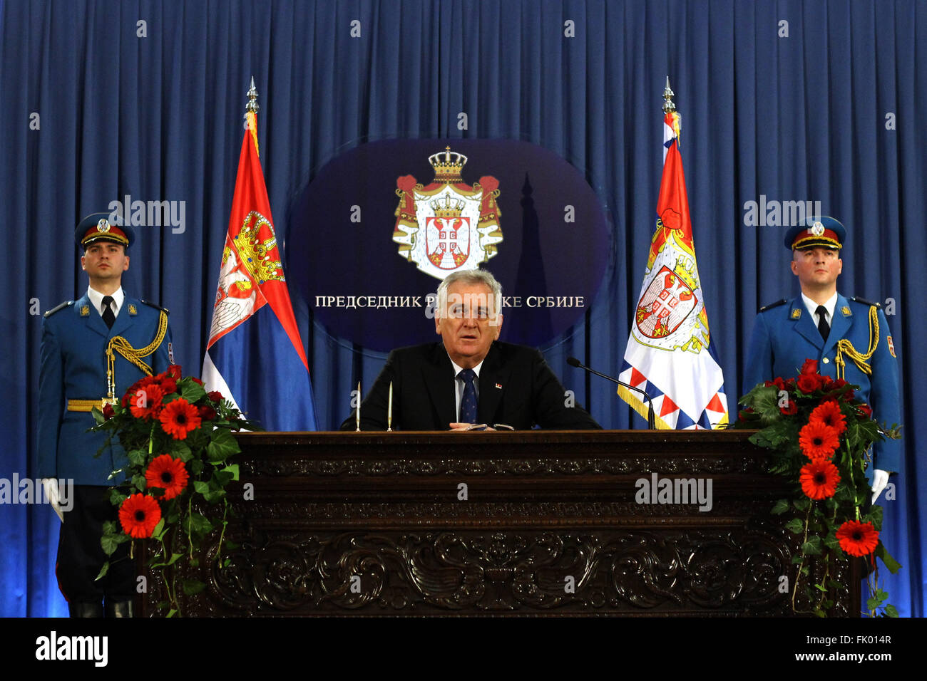 Belgrad, Serbien. 4. März 2016. Serbian President Tomislav Nikolic (C) erklärt seine Entscheidung, das Parlament aufzulösen und planen Snap Parlamentswahlen für 24 April in Belgrad, Serbien, 4. März 2016. Der serbische Präsident Tomislav Nikolic unterzeichnet Freitag den Entschluss, das Parlament aufzulösen und Snap Parlamentswahlen für 24 April in Reaktion auf den Vorschlag der serbische Premierminister Aleksandar Vucic planen. © Nemanja Cabric/Xinhua/Alamy Live-Nachrichten Stockfoto