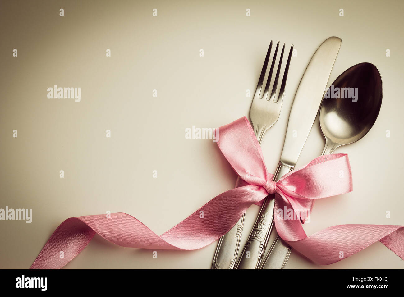 Gabel, Löffel und Messer mit Zierband. Stockfoto